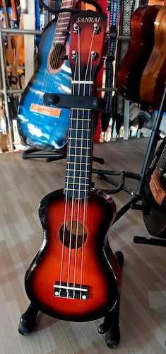 SANRAI XU2111SUNB Ukelele Sunburst + Funda