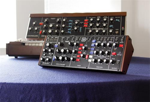 BEHRINGER Model D Authentic Analog Synthesizer