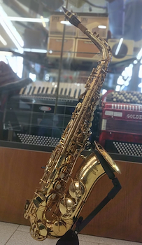 USADO  Saxo Alto, Eb, llave de F#, c/ estuche JAS-767GL-III JUPITER