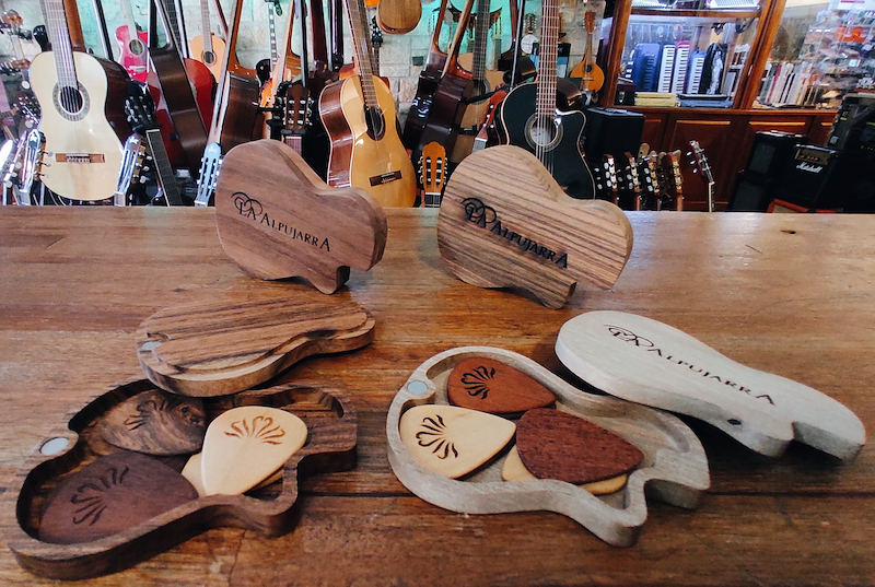 Portapuas madera forma guitarra + 6 puas PORTA PUA MADERA LA ALPUJARRA