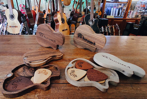 Portapuas madera forma guitarra + 6 puas PORTA PUA MADERA LA ALPUJARRA