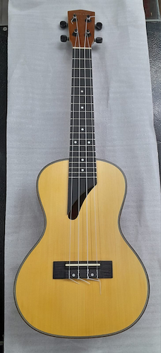 UK244 Ukelele de concierto marca Ashland