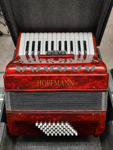 TA-4826 Acordeón a Piano.
-26 Teclas. 48 Bajos 3 Registros
-Incluye