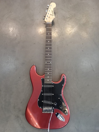 FIELD YST-10P RED Guitarra eléctrica Stratocaster. 
- 3 micrófonos
- Clavijer - $ 179.040