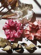 TIENDA BEAUTY Scrunchie de Satén Negra